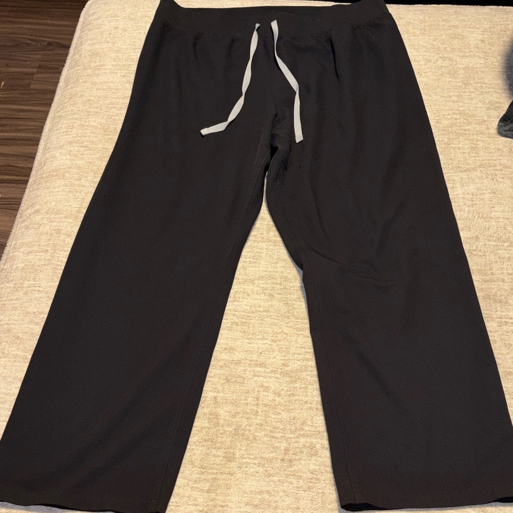 Figs Women's Straight Leg Scrub Pants in Black with Gray Drawstring